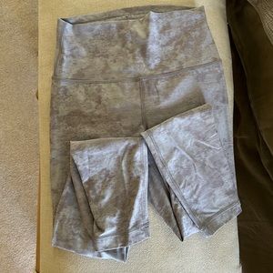 Excellent barely worn condition- Lululemon wunder train 25” size 6